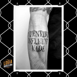 tatuaje_lettering_latin_brazo_logia_barcelona_merche_domot 